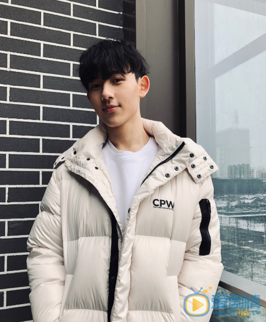 蒋熠铭帅气写真图片