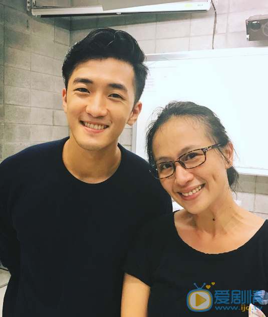 钟政均与人合照