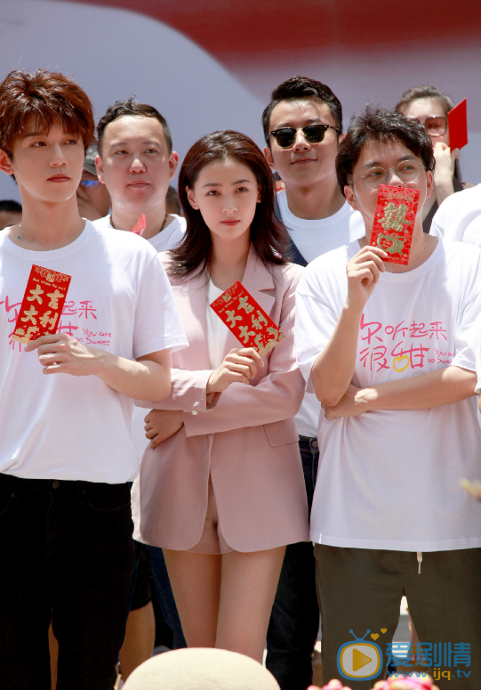 丁笑滢《你听起来很甜》开机照 丁笑滢高清写真_丁笑滢高清剧照