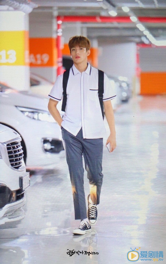 李硕珉街拍图片集 李硕珉高清写真_李硕珉高清剧照