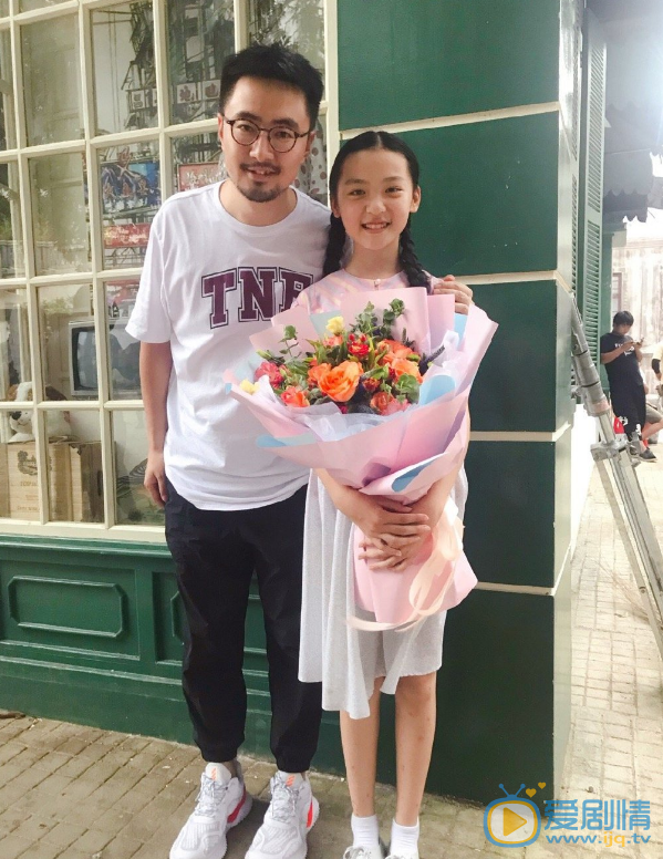 刘亦然与剧组合照 刘亦然高清写真_刘亦然高清剧照