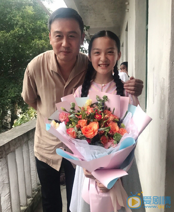 刘亦然与剧组合照 刘亦然高清写真_刘亦然高清剧照