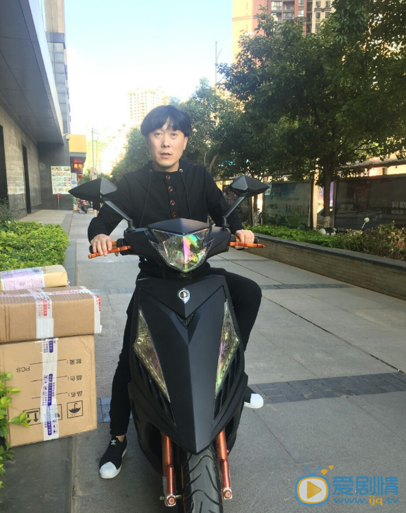 蘑菇头生活照 蘑菇头高清写真_蘑菇头高清剧照