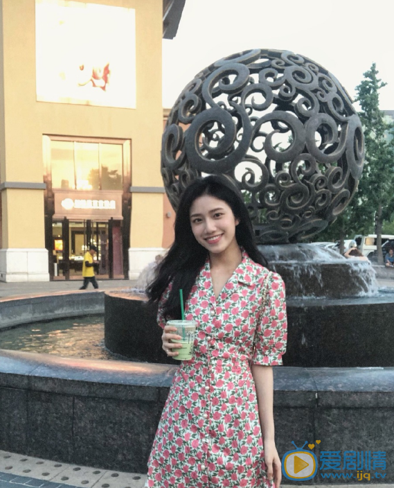 张俐晴甜美照
