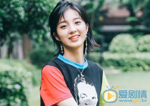 《外星女生柴小七》小七是由谁饰演的？她喜欢谁？