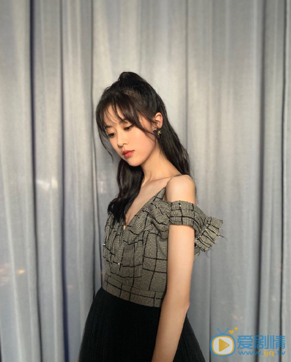 徐沁甜美图片
