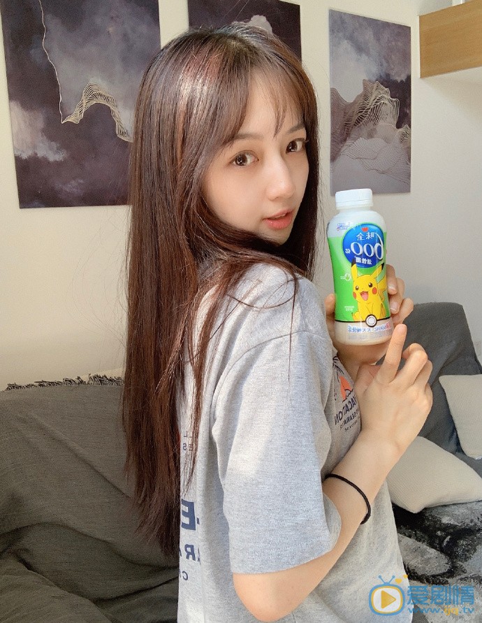 秦牛正威甜美生活照图片 秦牛正威高清写真_秦牛正威高清剧照
