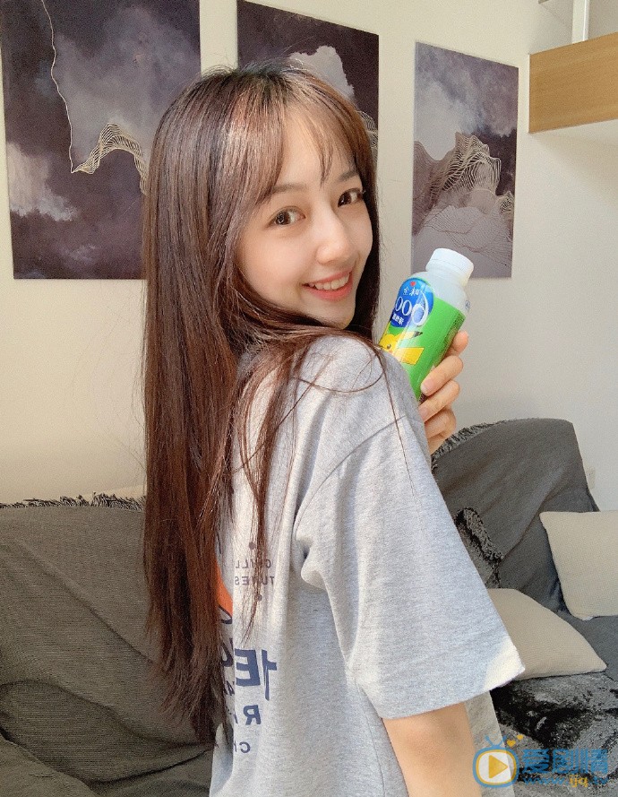 秦牛正威甜美生活照图片 秦牛正威高清写真_秦牛正威高清剧照