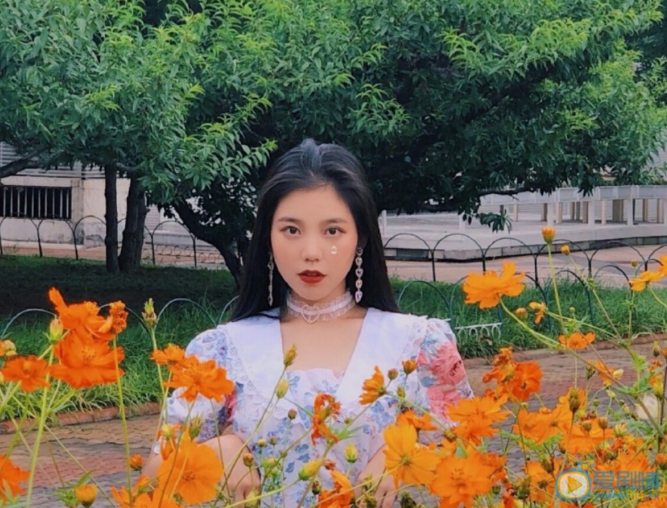 徐樱洛花丛写真 徐樱洛高清写真_徐樱洛高清剧照