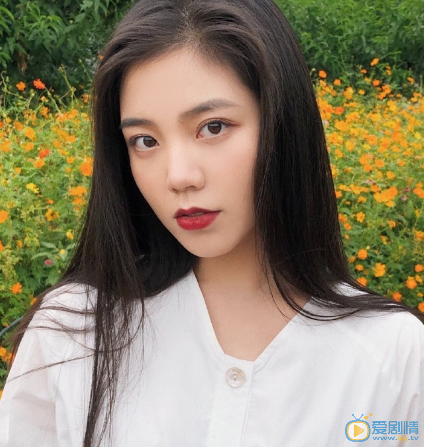 徐樱洛花丛写真 徐樱洛高清写真_徐樱洛高清剧照