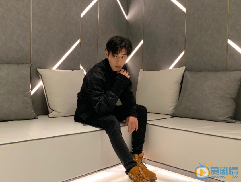何泽远随性图片 何泽远高清写真_何泽远高清剧照