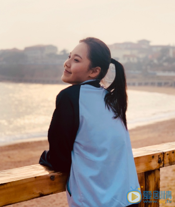 向津仪《你在我的右手边》剧照 向津仪高清写真_向津仪高清剧照