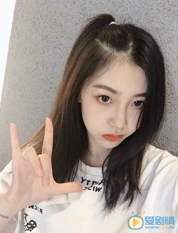 刘尼夷自拍照 刘尼夷高清写真_刘尼夷高清剧照