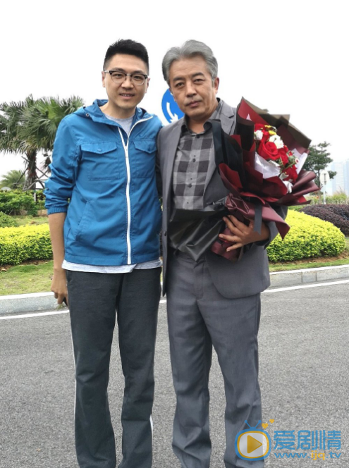 闵政与人合照