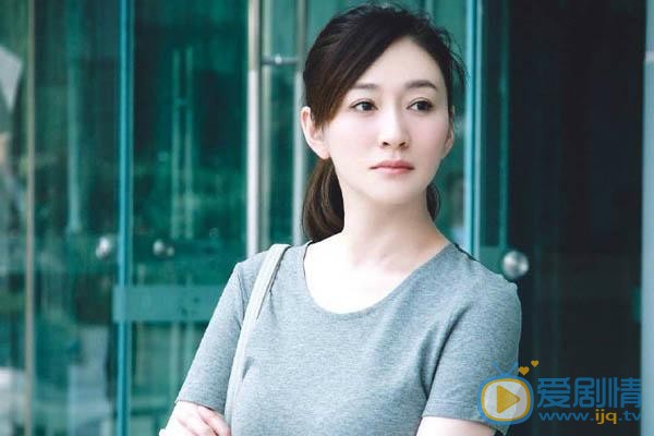  时空来电何君这个角色是由谁饰演的？她的结局怎么样？