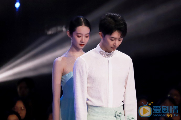 张艺凡舞台照图片 张艺凡高清写真_张艺凡高清剧照