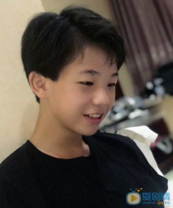 贺加生活照 贺加高清写真_贺加高清剧照