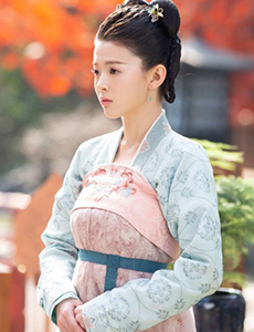 明月照我心坦丽是由谁饰演的？她和谁有感情戏？