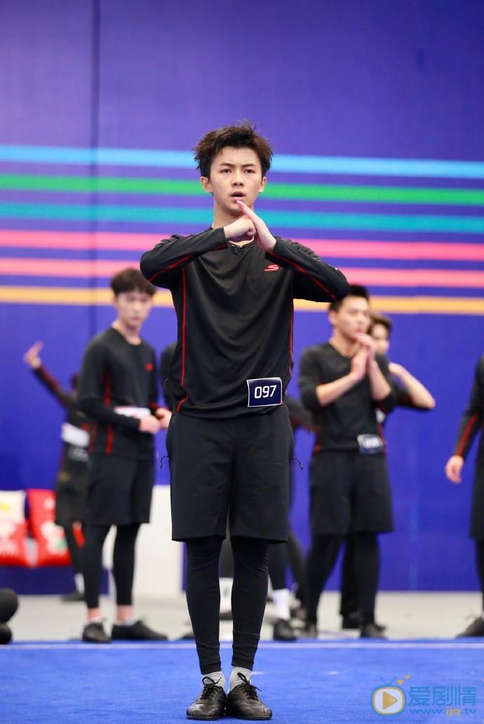 易正福现场活动照图片 易正福高清写真_易正福高清剧照