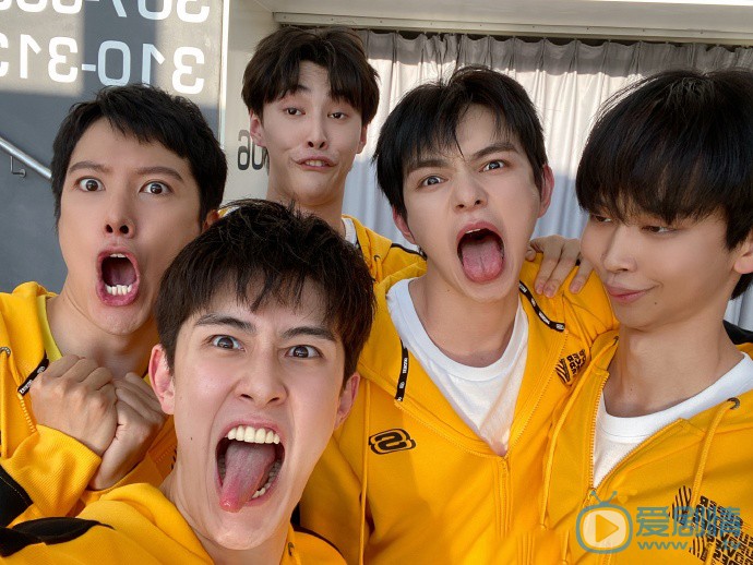 何昶希幕后照图片 何昶希高清写真_何昶希高清剧照