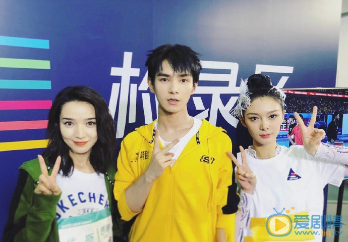 何昶希幕后照图片 何昶希高清写真_何昶希高清剧照