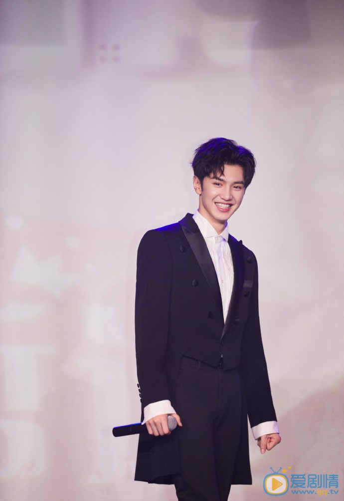 李明轩西装造型 李明轩高清写真_李明轩高清剧照