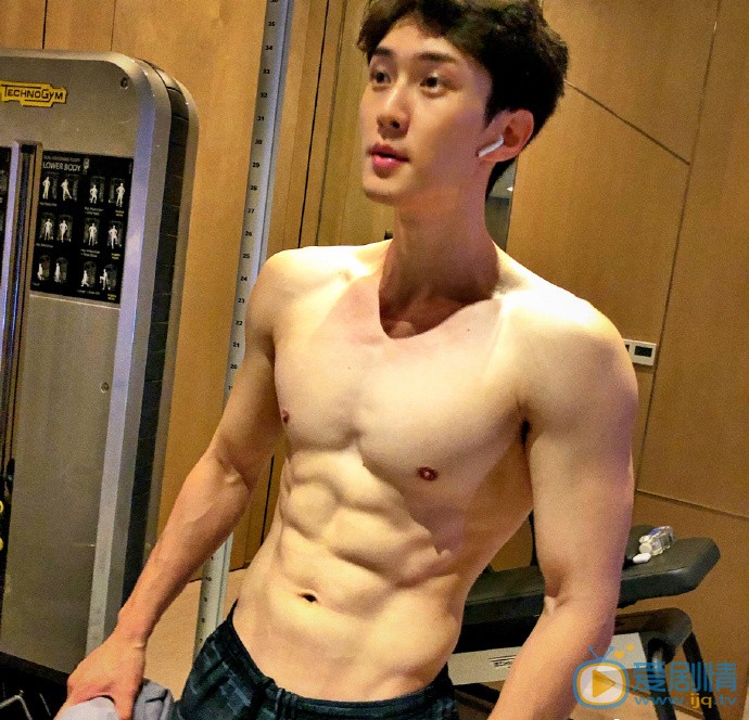 李明轩日常生活照图片 李明轩高清写真_李明轩高清剧照