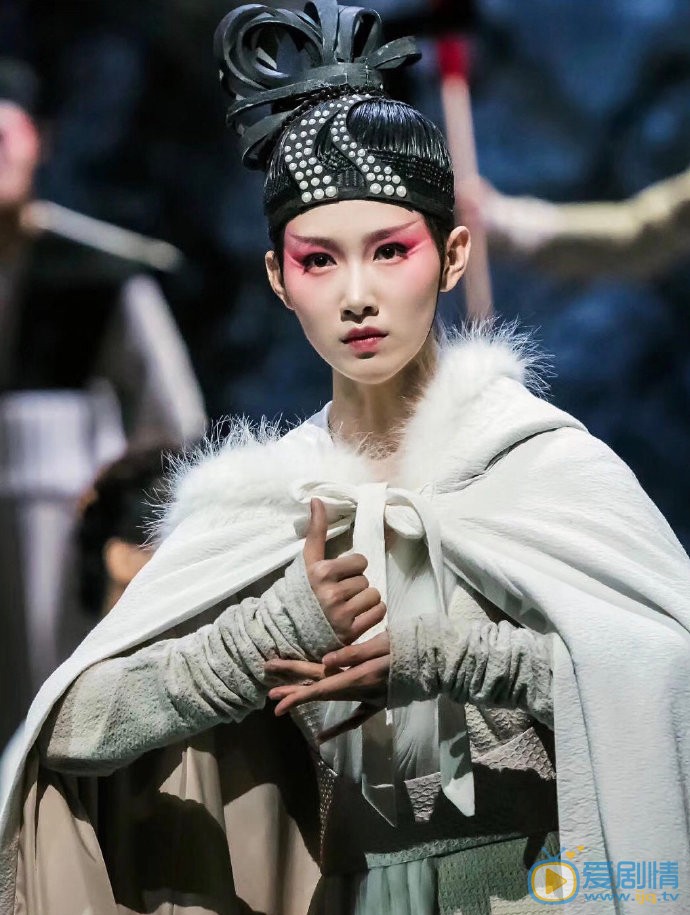 杨彩虹舞台照图片 杨彩虹舞台照图片