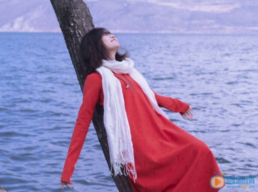 张馨红衣旅拍照 张馨高清写真_张馨高清剧照