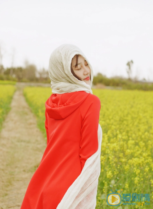 张馨红衣旅拍照 张馨高清写真_张馨高清剧照