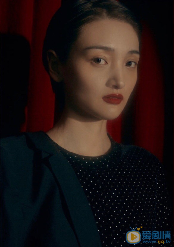 付小仙妩媚红唇写真大片