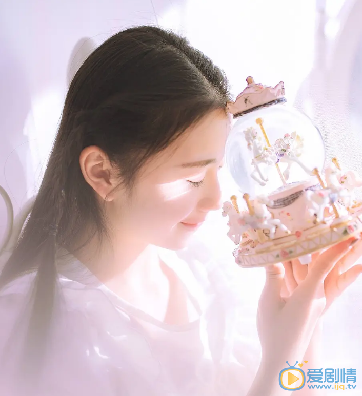 刘浩存慵懒写真照