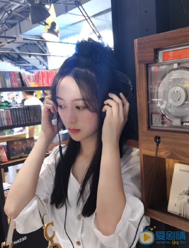 管金麟游玩照 管金麟高清写真_管金麟高清剧照