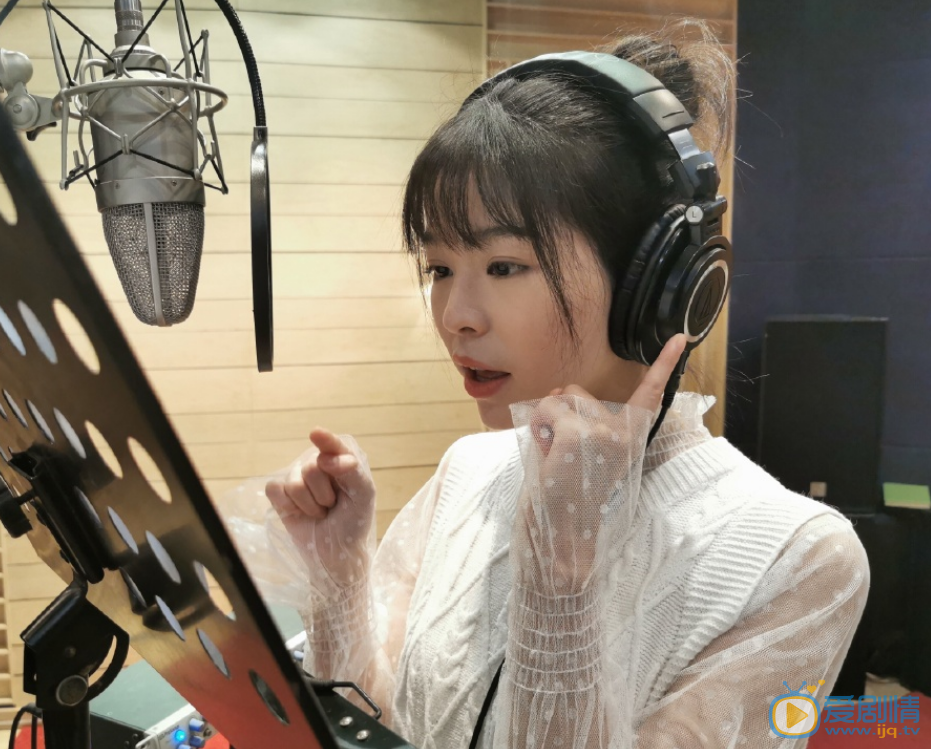 邓诗韵录歌图片 邓诗韵高清写真_邓诗韵高清剧照