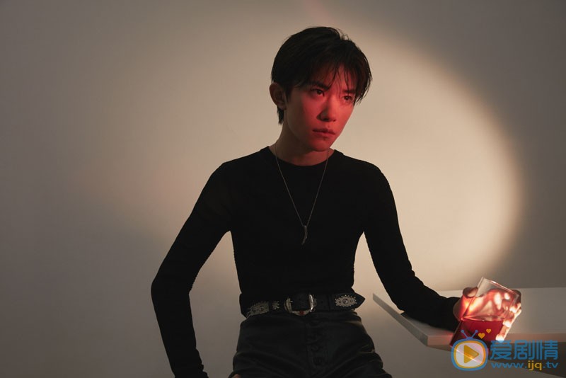 易烊千玺新专辑封面照 易烊千玺高清写真_易烊千玺高清剧照