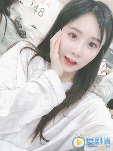 段艺璇甜美自拍照