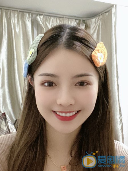 许杨玉琢甜美自拍照