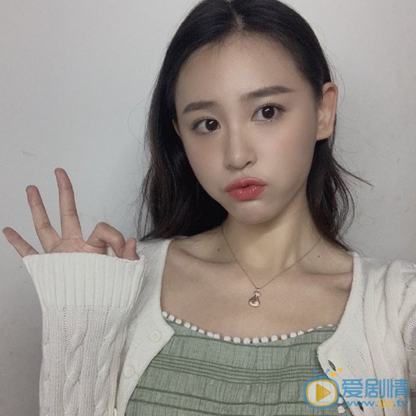 钱蓓婷甜美自拍照