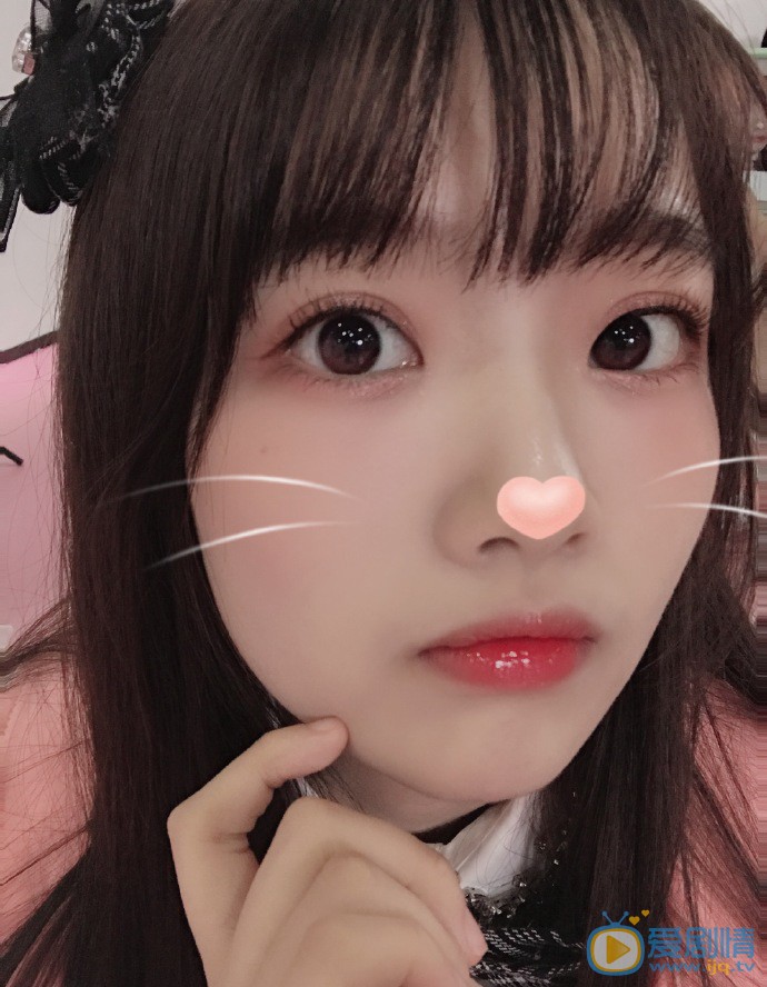 朱苓卖萌自拍照