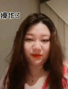 杨天真因衣领太低被禁播，大家都希望她能早日回到经纪人的岗位