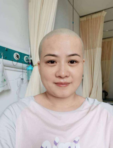 岳云鹏老婆回应生病剃光头，老公岳云鹏暖心留言