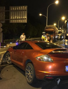 开车请专心！高速直播出车祸致妻儿双亡