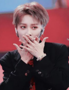 刘雨昕被激光笔照射，粉丝怒了！