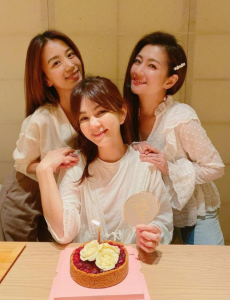 SHE合体为ella庆生，穿团服回忆杀