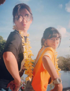 贾静雯首晒梧桐妹正面照，活泼又可爱