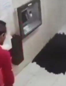 伊朗男子取钱时地下突然冒出石油，这真的富的流油