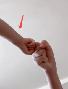 谢娜晒与女儿碰拳视频，母女默契十足！