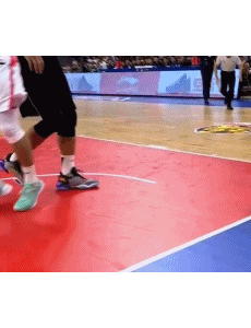 丛明晨撞倒林书豪，被林书豪的假投篮晃起直接撞飞了林书豪，引发争议