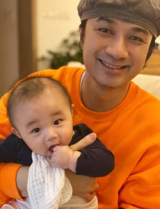 古巨基公开半岁儿子萌照，双眼大又圆，极致融合了爸爸妈妈遗传基因呐