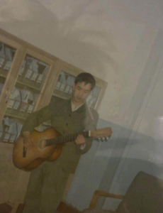 滑板少年王一博晒爸爸年轻时弹吉他照，配文父亲节